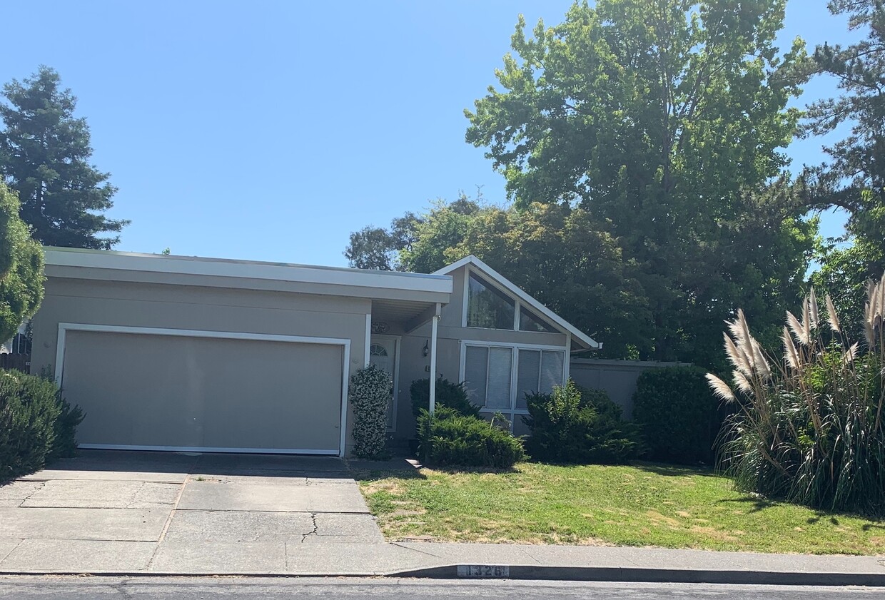 Foto principal - Close to Everything 4 bedroom, 2 Bath Hous...