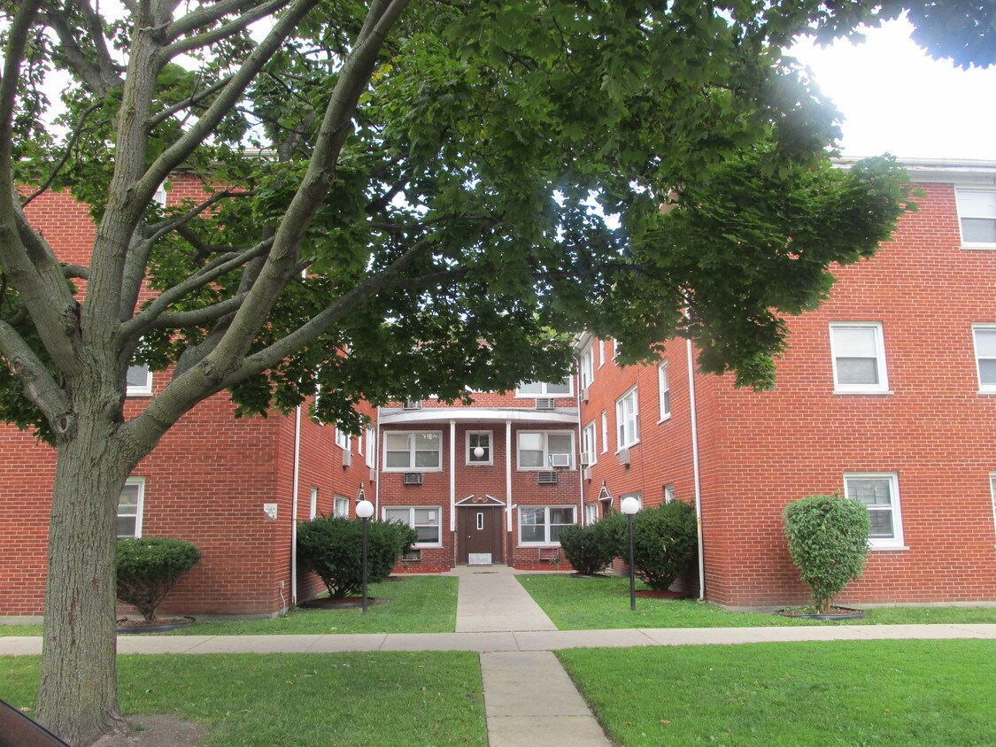 Building Photo - 79th Wabash - Spacious 2BR w/Heat & Gas!!