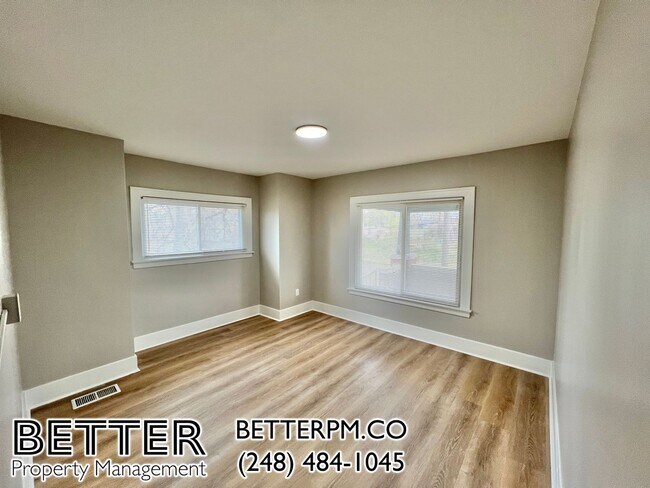 Foto del edificio - Spacious 3-Bedroom with Finishes You'll Love!