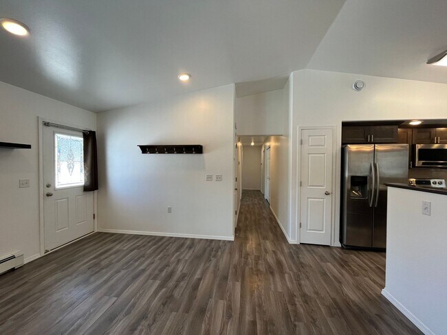 Building Photo - Newer, energy efficient, pet friendly home...