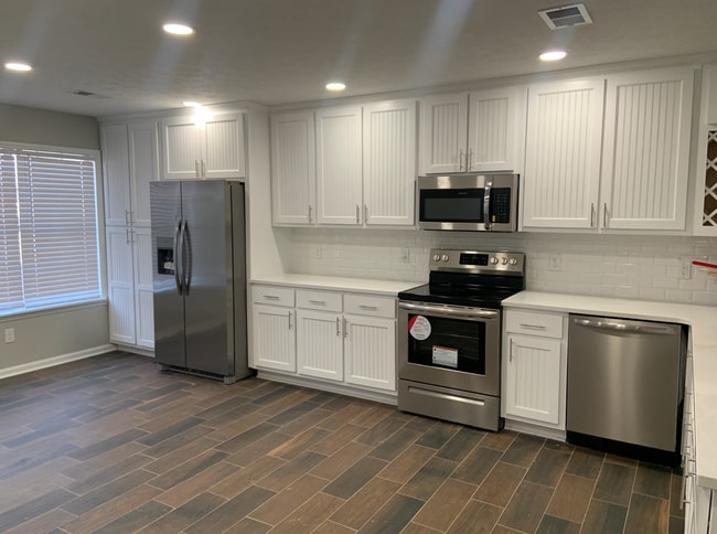 Building Photo - Updated 3 bedroom/2 bathroom duplex near campus!