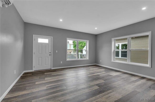 Building Photo - 140 Seymour St