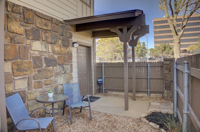 Building Photo - Clean Corner Unit In Shadow Mountain!