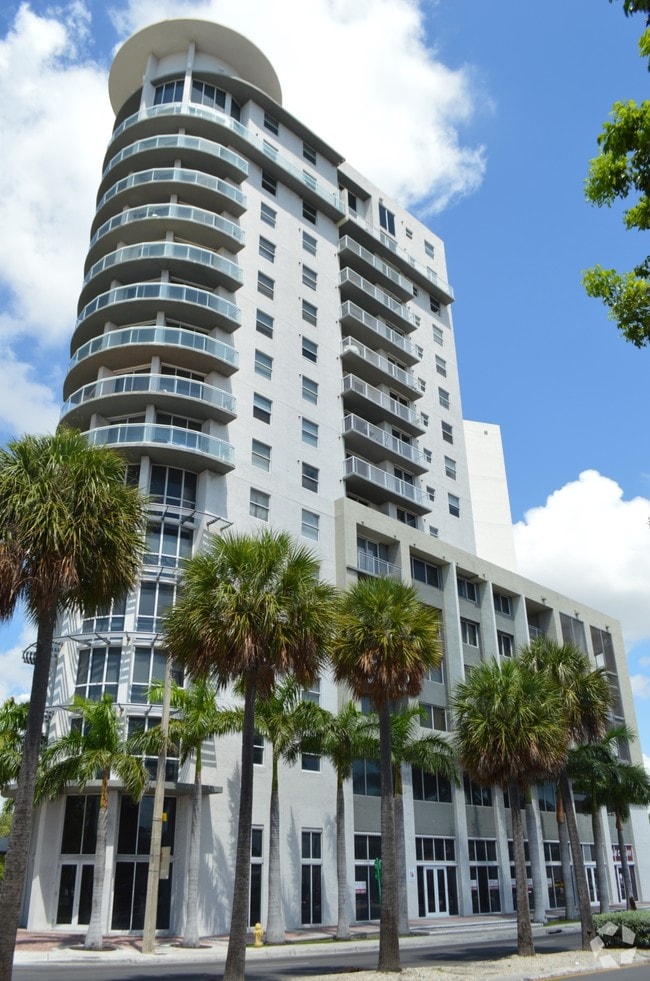 Building Photo - Altos De Miami