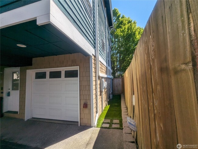 Building Photo - 3bd/2.5ba Seattle home