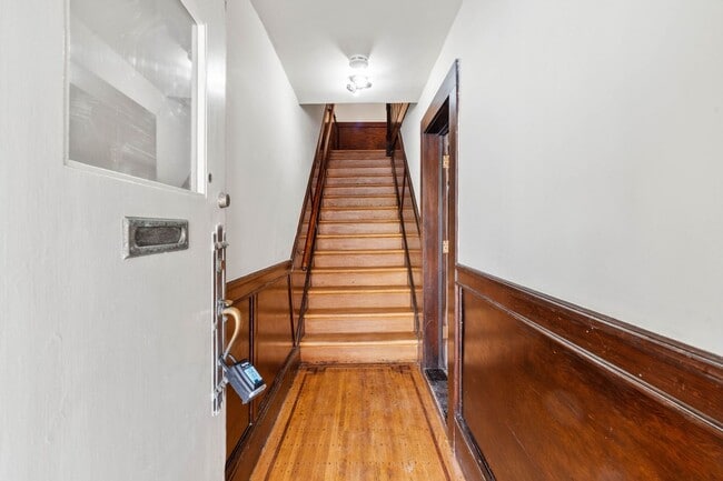 Photo - Sophisticated Lake Street Apartment