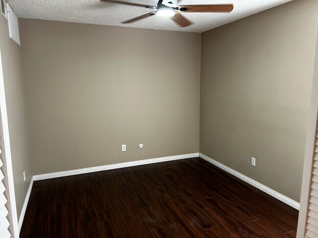 Dormitorio - 2305 Basil Dr