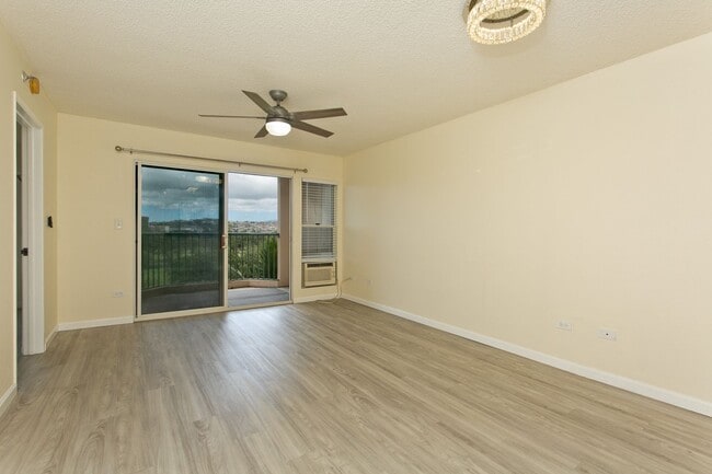 Building Photo - BEAUTIFUL UPGRADED 2 BED 2 BA 2 PARKING UN...