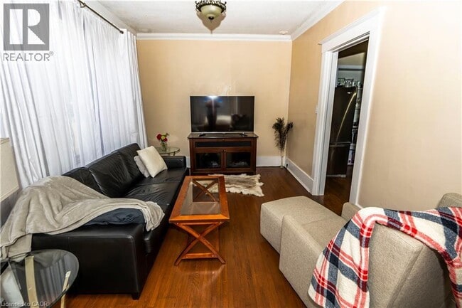 Building Photo - 408 Wellington St N