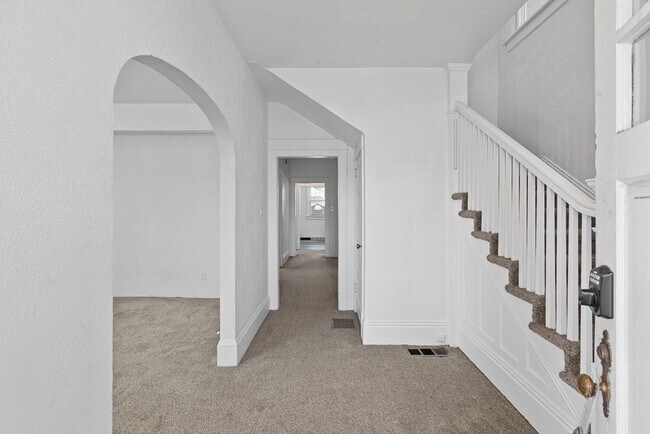 Foto del edificio - 1/2 Off First Full Month's Rent! 5 Bedroom Home with Office and 2 Kitchens near UNC Campus