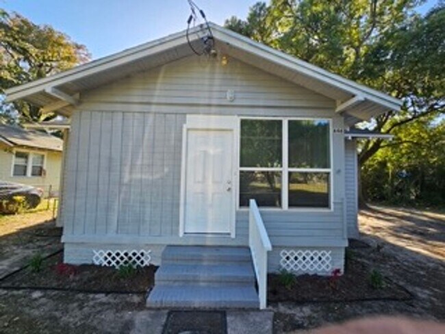 Foto del edificio - Spacious 3BR/2BA Home with Modern Amenities and Fenced Yard