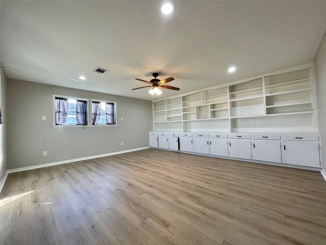 Building Photo - 817 N Valderas St
