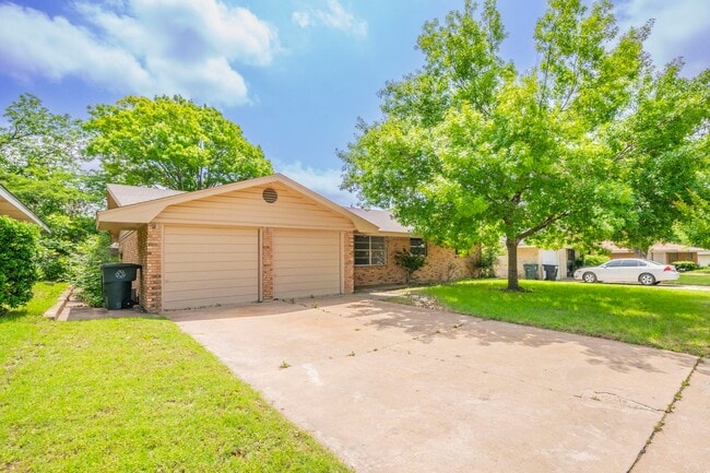 Building Photo - 4 Bed 3 Bath Brick Home with Fenced Yard