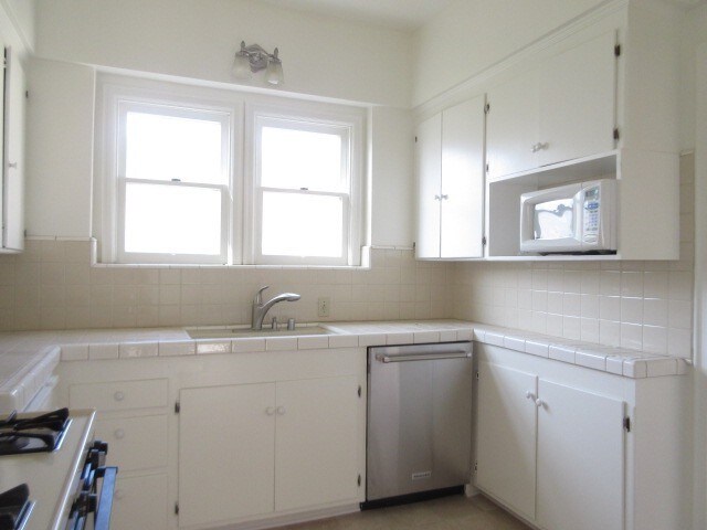 Building Photo - 9926 Robbins Dr