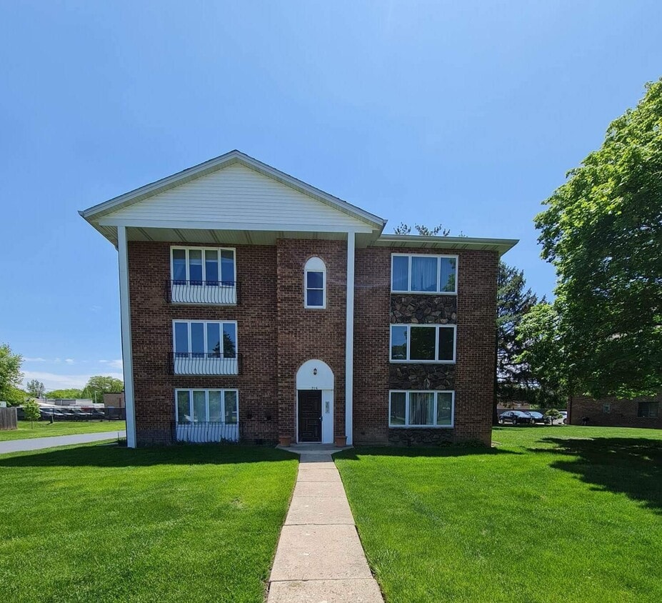Foto principal - 215 E Naperville Rd