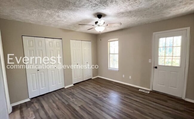 Building Photo - 3392 Shadowlawn Dr