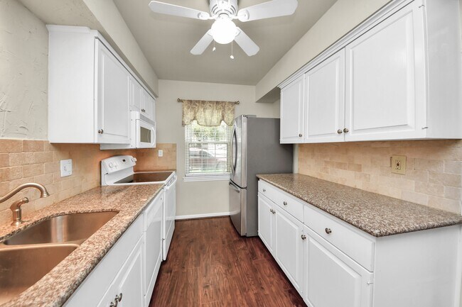 Foto del edificio - 6334 Chevy Chase Dr