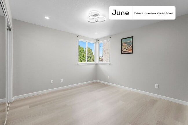 Foto del edificio - Private bedroom in 5 bed/5 bath Home