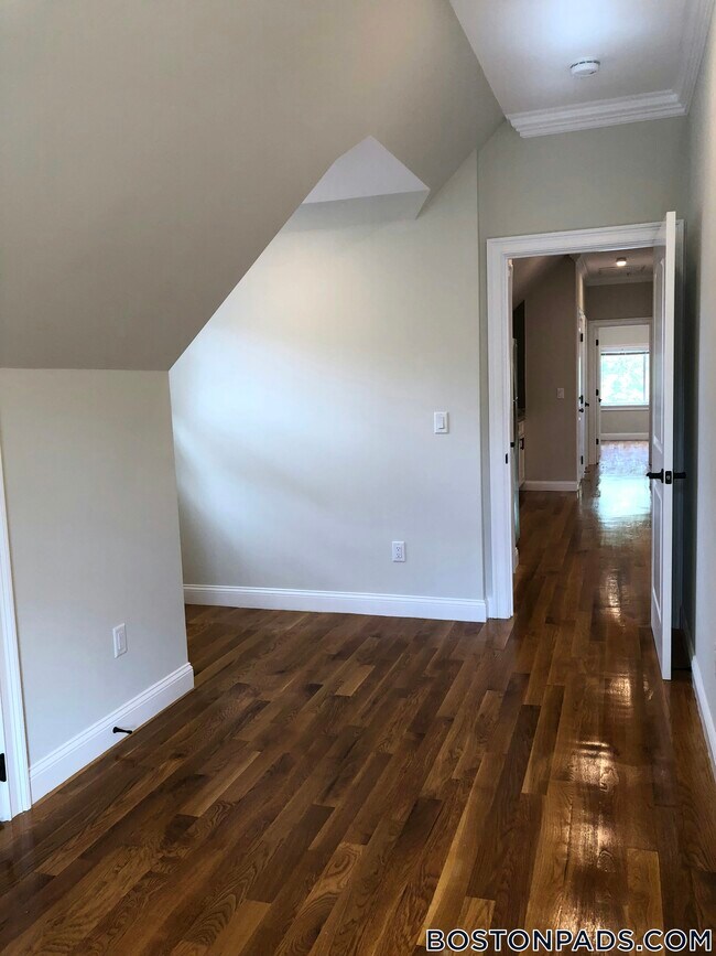 Building Photo - 9-11 Woodside Ave.