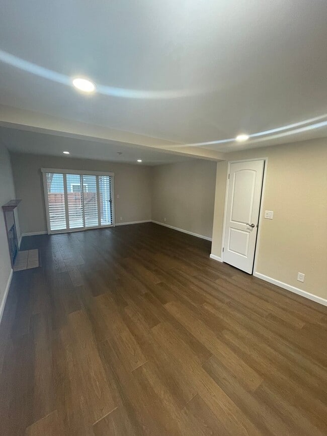 Building Photo - $3190 -- Beautifully Remodeled Townhome in...