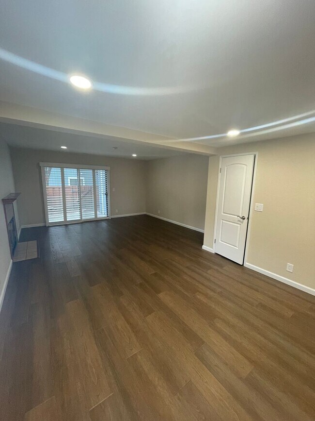 Foto del edificio - $3190 -- Beautifully Remodeled Townhome in...