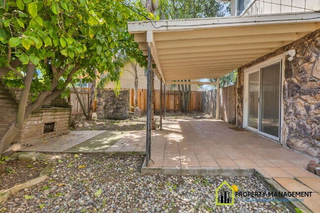 Foto del edificio - Charming 3-Bed Oasis with 2 Full Baths in Sacramento's Serene Pocket Neighborhood