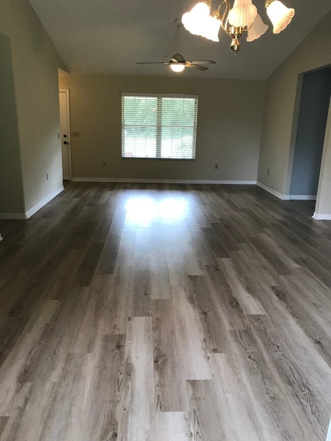 Building Photo - Beautiful 3 Bedroom 2 Bathroom House