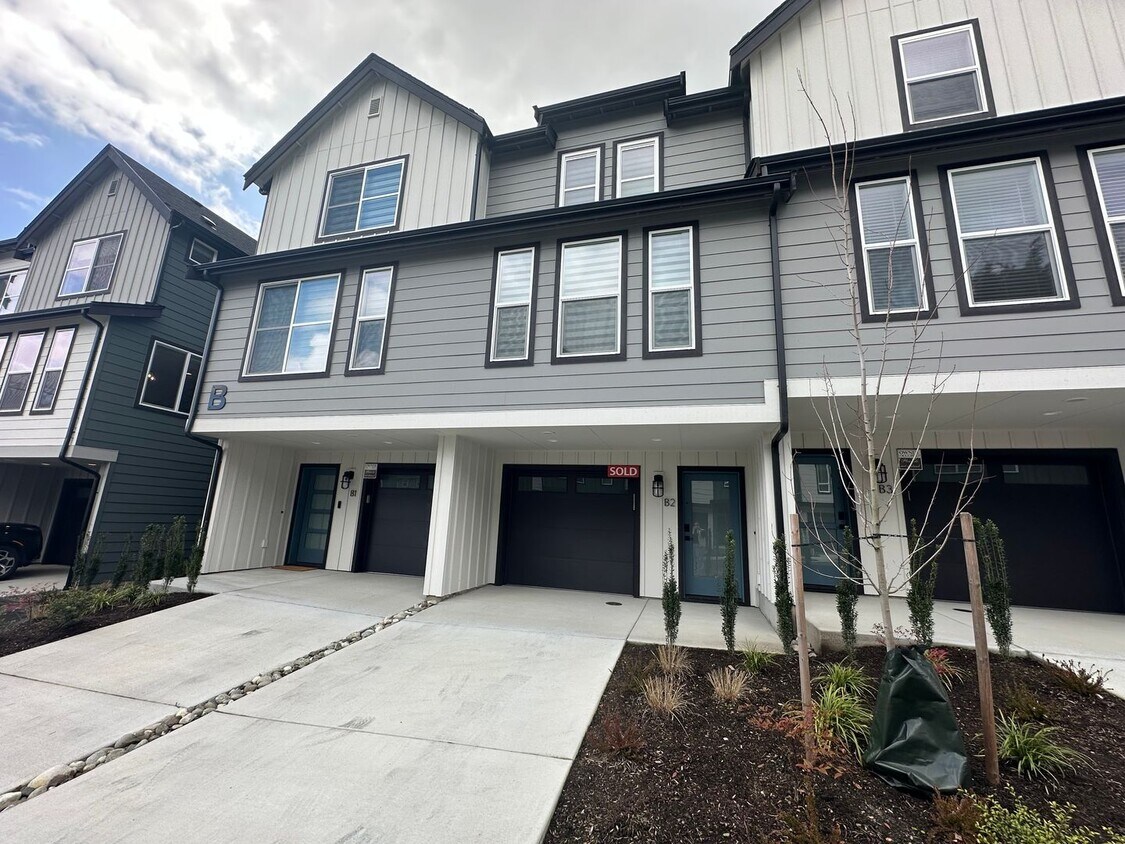 Foto principal - 2 Week Move In Special at this Stunning Br...
