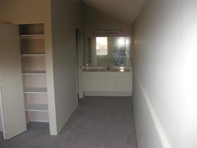 Foto del edificio - Extra large 3bd/2ba 2 story townhome with ...