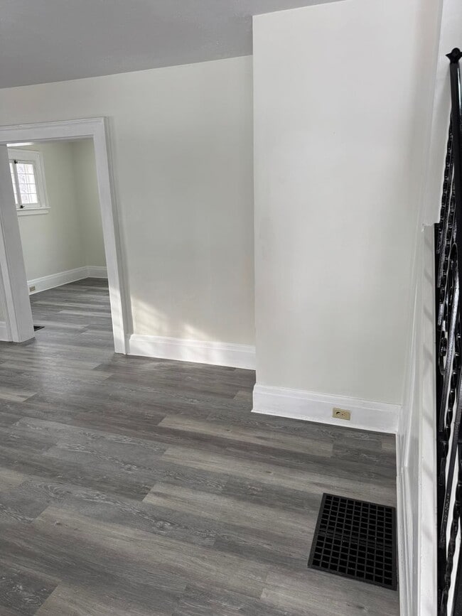 Building Photo - Single Family Home 3 bedroom 1 bath new paint flooring with basement fenced in yard