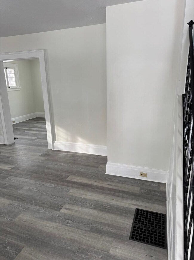 Foto del edificio - Single Family Home 3 bedroom 1 bath new paint flooring with basement fenced in yard