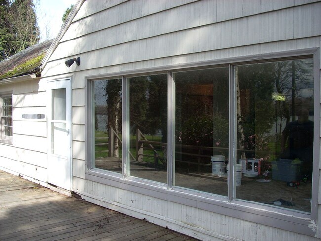 Foto del edificio - Waterfront Home on 1.5 Acres + 2 Car Garage + Fenced Yard (Vancouver – Evergreen Hwy)