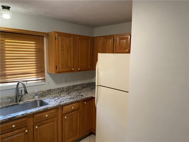 Building Photo - 28 Primrose Ln