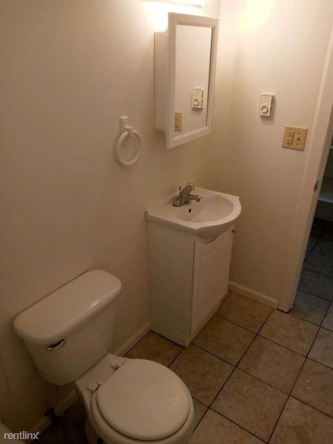 Building Photo - 2 br, 1 bath Duplex - 808 Commercial St
