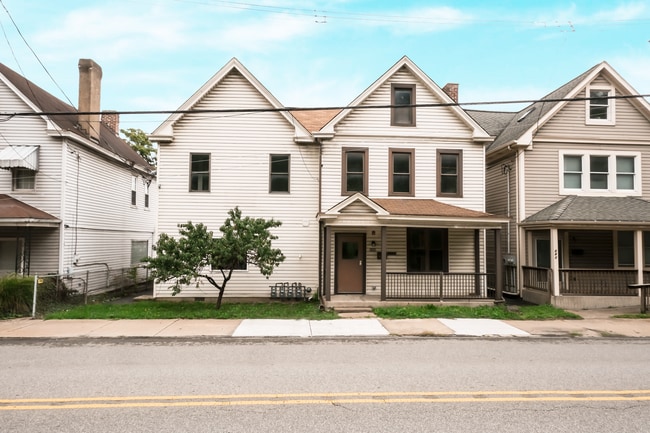 Exterior Front - 539 E Main St