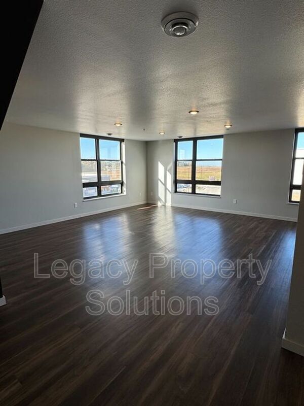 Foto del edificio - 208 E Greenfield Ln