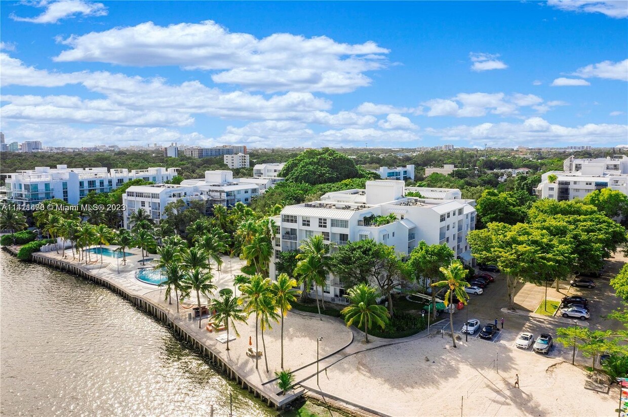 Foto principal - 650 NE 64th St