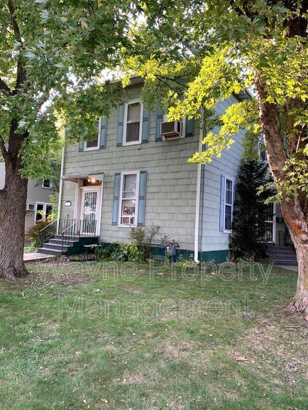 Building Photo - 744 1st St