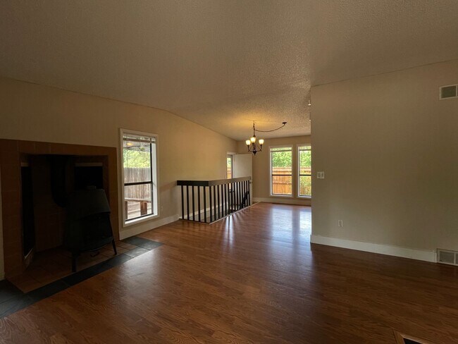 Foto del edificio - BEAUTIFUL 4 BED/2 BATH RANCH HOME IN CHARM...