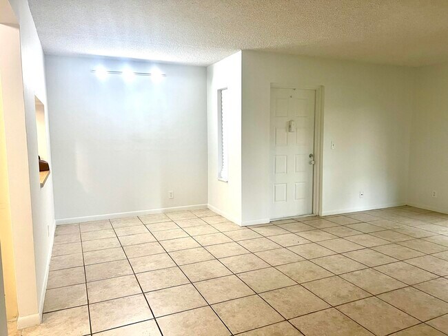 Foto del edificio - 714 Sunny Pine Way