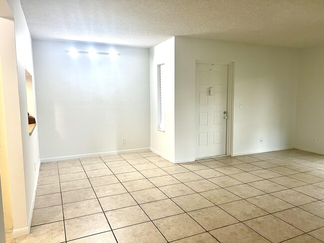 Building Photo - 714 Sunny Pine Way