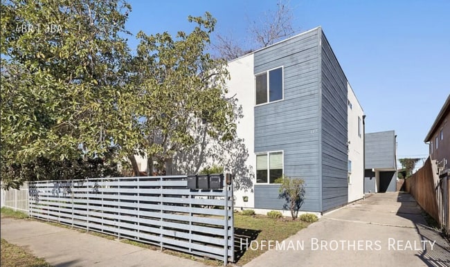 Building Photo - 647 W 97th St