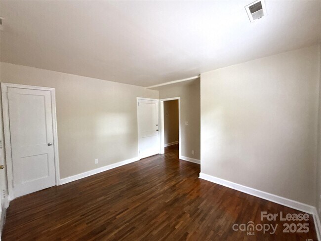 Foto del edificio - 2729 Bancroft St