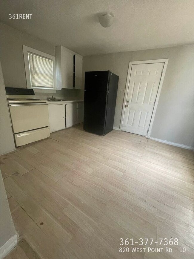 Building Photo - 820 W Point Rd