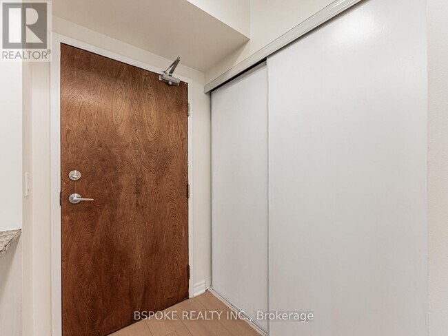 Photo du bâtiment - 60 Fairfax Crescent