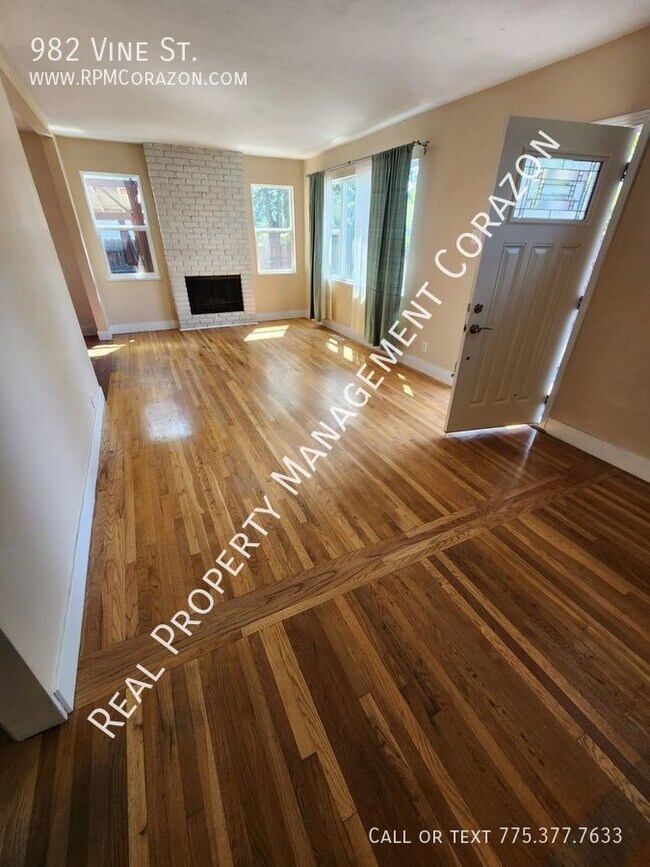 Building Photo - 3 bed+bonus room, 2 bath house close to Ra...