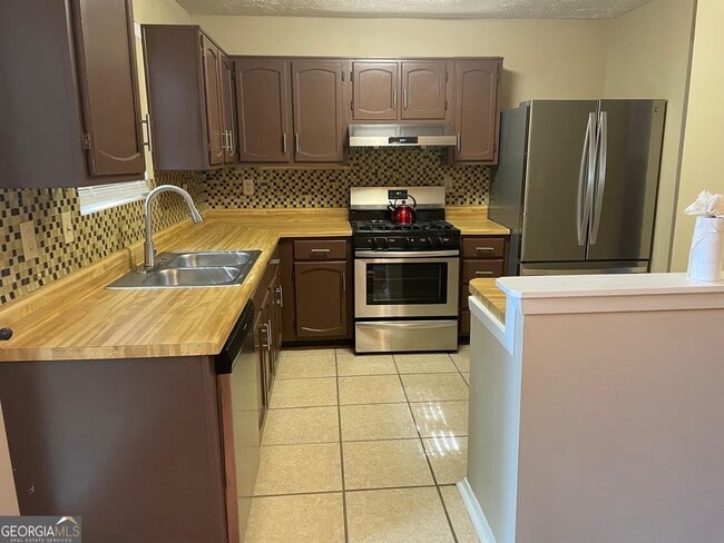Building Photo - 5615 Wells Cir