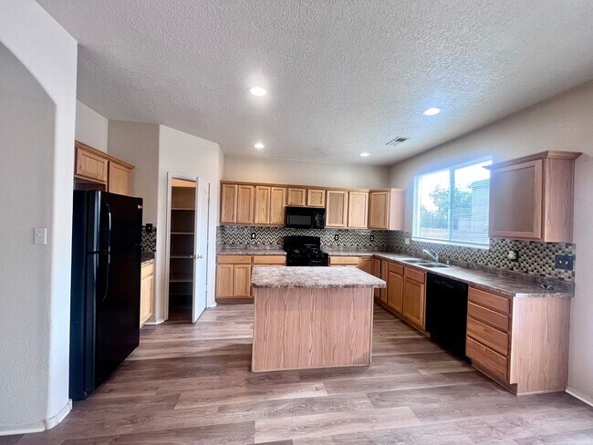 Foto del edificio - Stunning 3 bed, 2.5 bath, 2575 sq ft home New Flooring