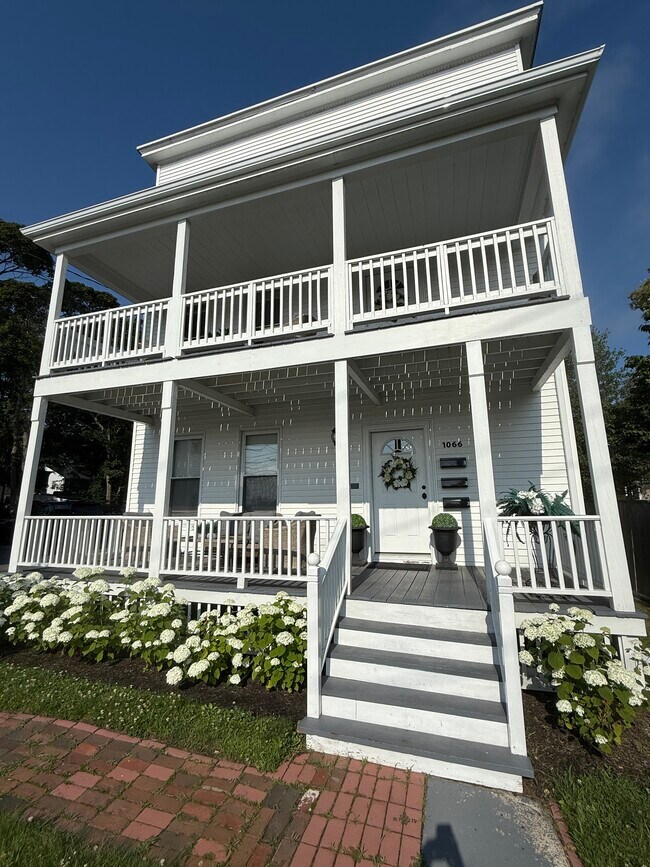 Foto del edificio - 1066 Forest Ave