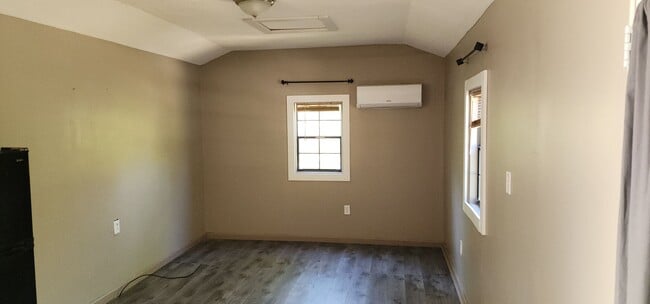 Building Photo - 1  BEDROOM AND 1 BATH TINY HOME / ALL UTIL...